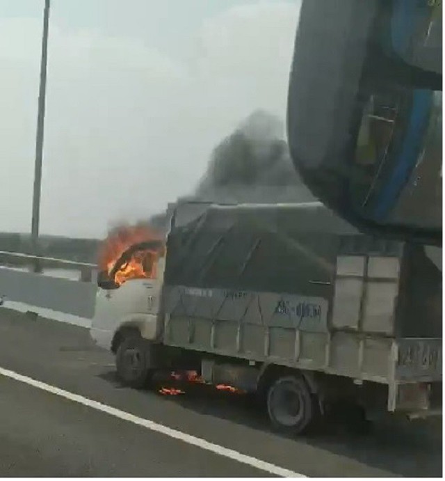 Clip: Xe tải bốc cháy ngùn ngụt trên cao tốc Hạ Long - Hải Phòng - Ảnh 1.
