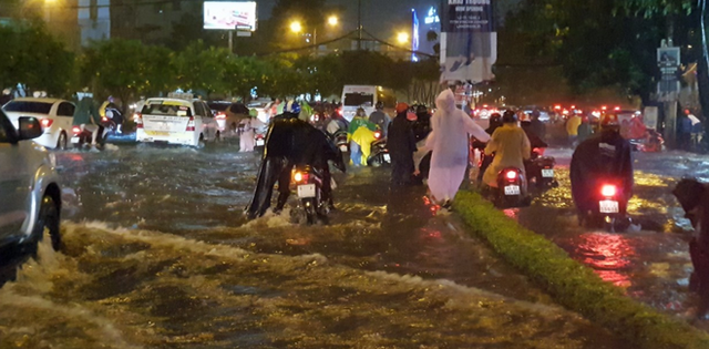 Mưa khủng khiếp khiến nhiều tuyến đường bị nhấn chìm, hàng trăm người dân đẩy xe đi bộ ở TP.HCM - Ảnh 12.