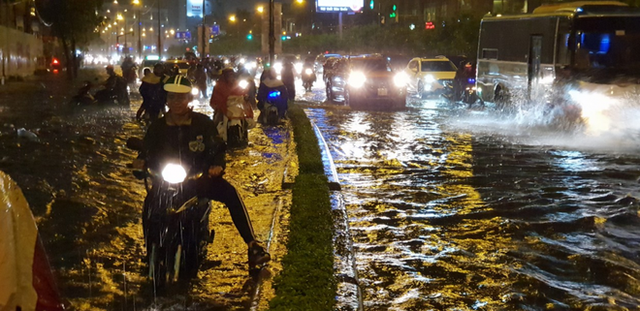 Mưa khủng khiếp khiến nhiều tuyến đường bị nhấn chìm, hàng trăm người dân đẩy xe đi bộ ở TP.HCM - Ảnh 4.