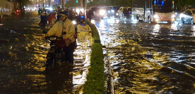 Mưa khủng khiếp khiến nhiều tuyến đường bị nhấn chìm, hàng trăm người dân đẩy xe đi bộ ở TP.HCM - Ảnh 5.