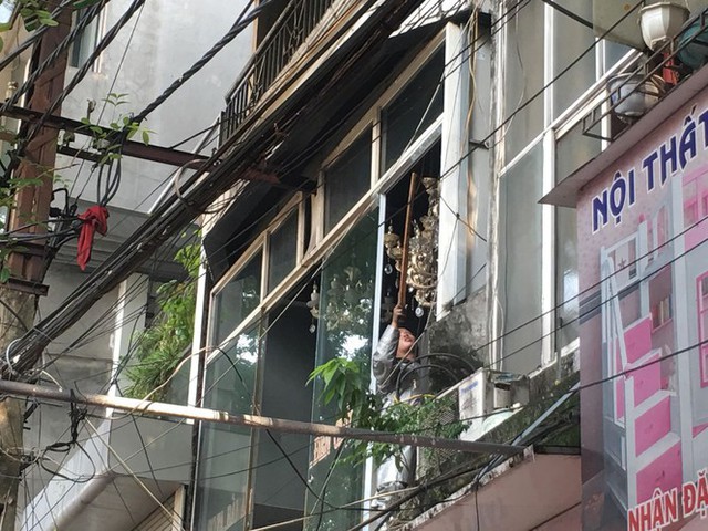 Cháy lớn cửa hàng trên đường La Thành, nhiều người nhảy xuống thoát thân  - Ảnh 6.
