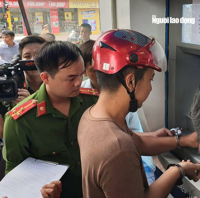  [Clip] Nhóm người Trung Quốc gắn thiết bị điện tử vào máy ATM đánh cắp mật khẩu, rút tiền  - Ảnh 1.