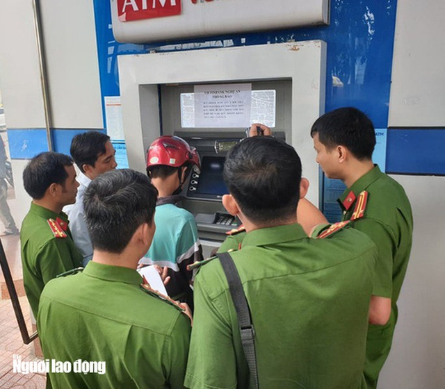  [Clip] Nhóm người Trung Quốc gắn thiết bị điện tử vào máy ATM đánh cắp mật khẩu, rút tiền  - Ảnh 2.