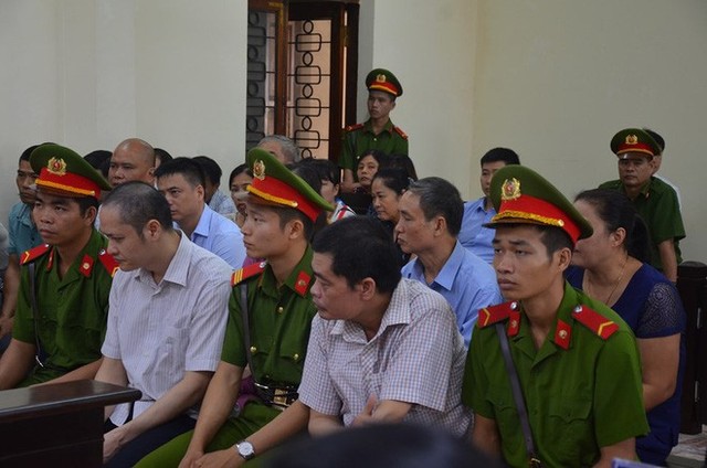 Phó Chủ tịch UBND tỉnh Hà Giang đến dự phiên tòa xét xử gian lận điểm thi THPT Quốc gia 2018 - Ảnh 1.