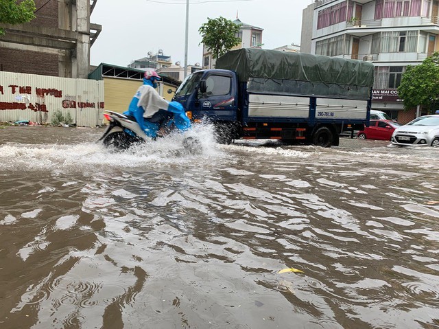 Hà Nội mưa lớn ngập sâu, người dân bơi đi làm giữa dòng xe tắc nghẽn - Ảnh 1.