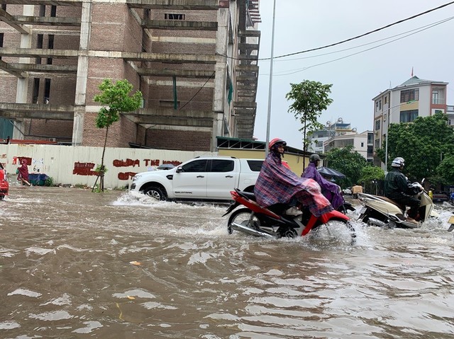 Hà Nội mưa lớn ngập sâu, người dân bơi đi làm giữa dòng xe tắc nghẽn - Ảnh 2.