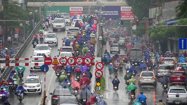 Mưa lớn, nhiều tuyến đường Hà Nội ùn ứ - Ảnh 1.