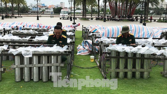 ‘Đột kích’ trận địa pháo hoa mừng Quốc khánh trước giờ khai hỏa ở TPHCM - Ảnh 2.