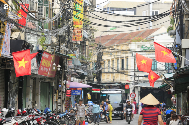 Chùm ảnh Hà Nội buổi sớm ngày Quốc khánh vắng hoe xe cộ, mọi người đổ xuống đường chụp ảnh, vui chơi - Ảnh 1.