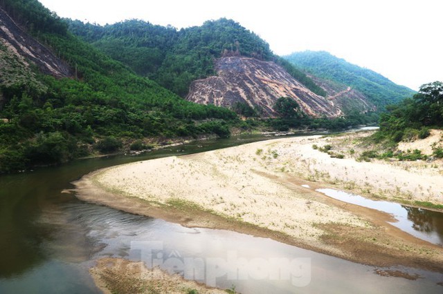 Những dòng sông chết dưới chân đập thủy điện Đắk Mi 4 - Ảnh 3.