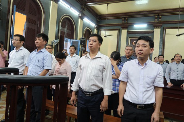  Nguyên tổng giám đốc VN Pharma Nguyễn Minh Hùng tiều tụy trước phiên xử - Ảnh 1.