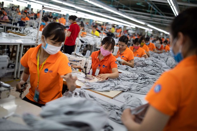 Reuters: Lao động lành nghề ở Việt Nam đang chịu áp lực lớn bởi chiến tranh thương mại, các công ty có thể học tập Vinfast - Ảnh 1.
