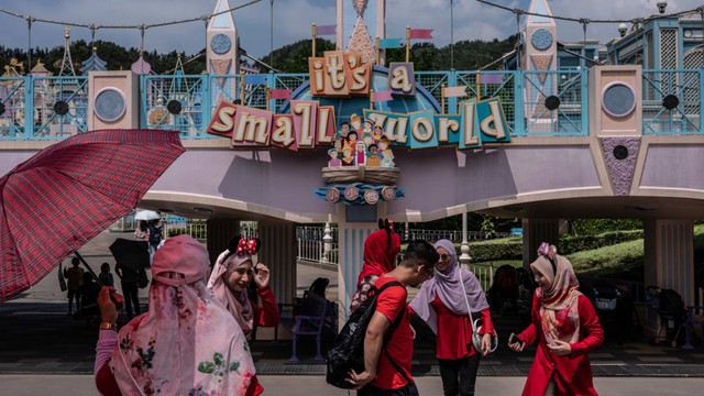 Khám phá công viên giải trí Disneyland hoang vắng nhất thế giới - Ảnh 2.