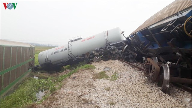 Ảnh: Hiện trường vụ tàu hỏa tông nát xe tải ở Nghệ An - Ảnh 9.