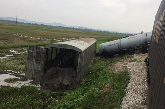 Xe tải vượt đường sắt, tàu hỏa chở hàng đứt khúc la liệt ở Nghệ An - Ảnh 11.