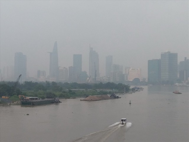 Lại “báo động đỏ”, bầu trời Sài Gòn mù mịt ô nhiễm nặng - Ảnh 2.