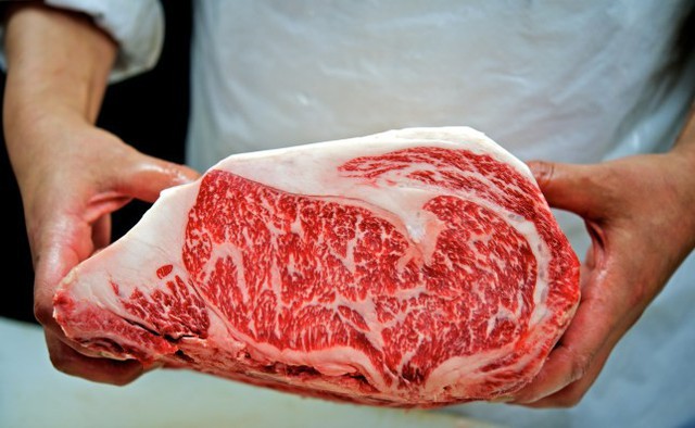 Vì sao thịt bò Wagyu có giá gần chục triệu đồng mỗi kg? - Ảnh 1.
