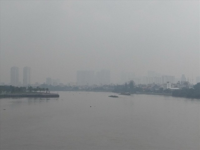 Lại “báo động đỏ”, bầu trời Sài Gòn mù mịt ô nhiễm nặng - Ảnh 3.