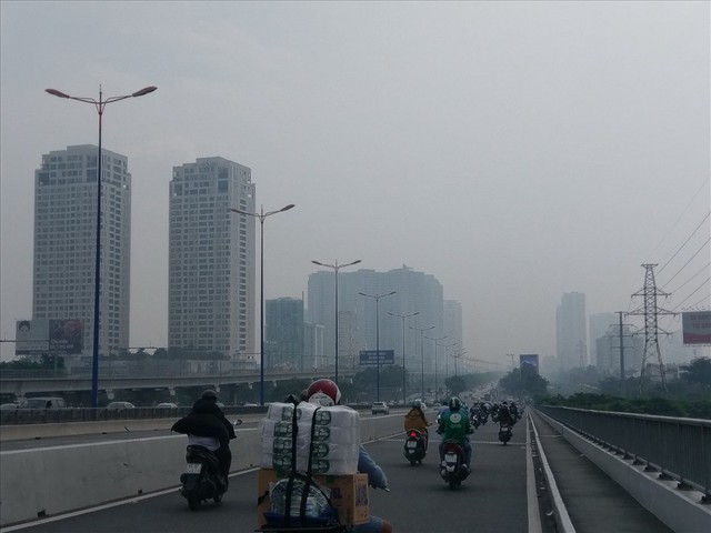 Lại “báo động đỏ”, bầu trời Sài Gòn mù mịt ô nhiễm nặng - Ảnh 4.