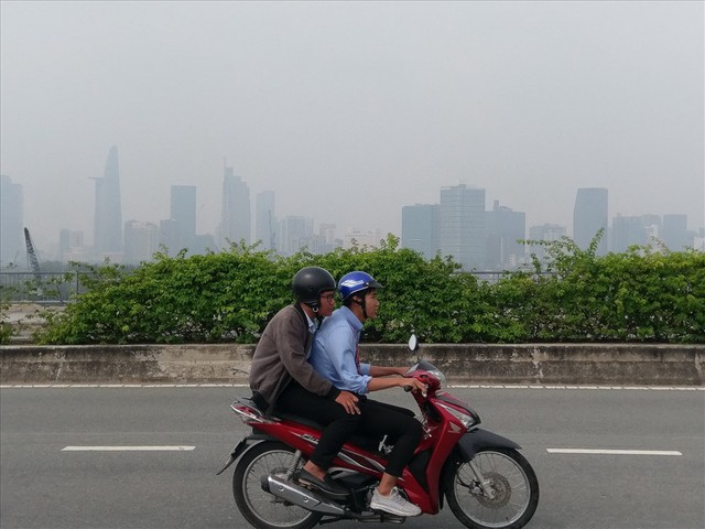 Lại “báo động đỏ”, bầu trời Sài Gòn mù mịt ô nhiễm nặng - Ảnh 7.