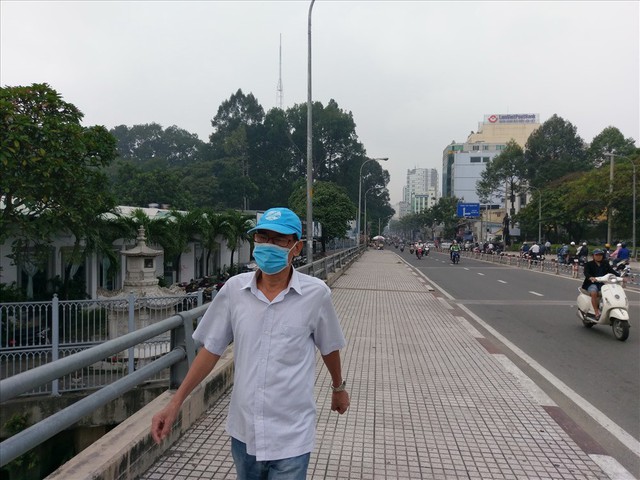 Lại “báo động đỏ”, bầu trời Sài Gòn mù mịt ô nhiễm nặng - Ảnh 8.
