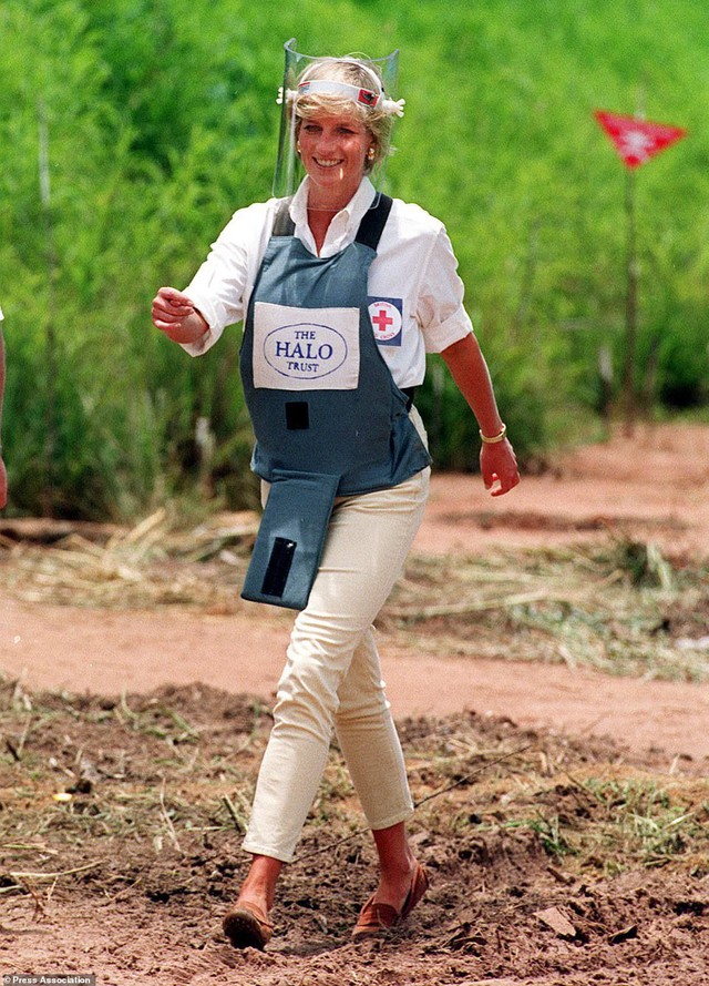 Dân mạng đòi tẩy chay vợ chồng Hoàng tử Harry và Meghan Markle vì liên tục bắt chước Công nương Diana để đánh bóng tên tuổi - Ảnh 1.