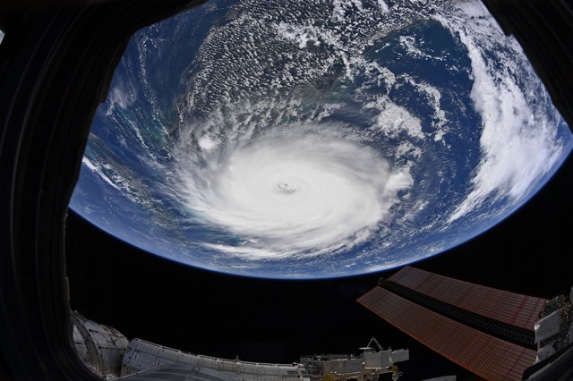 NASA công bố những hình ảnh khủng khiếp về Dorian, siêu bão lớn thứ 2 trong lịch sử - Ảnh 3.