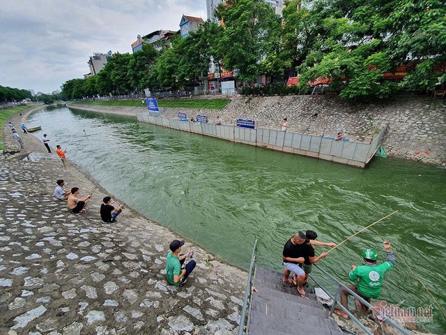 Cần thủ vây kín khu làm sạch của chuyên gia Nhật trên sông Tô Lịch - Ảnh 2.