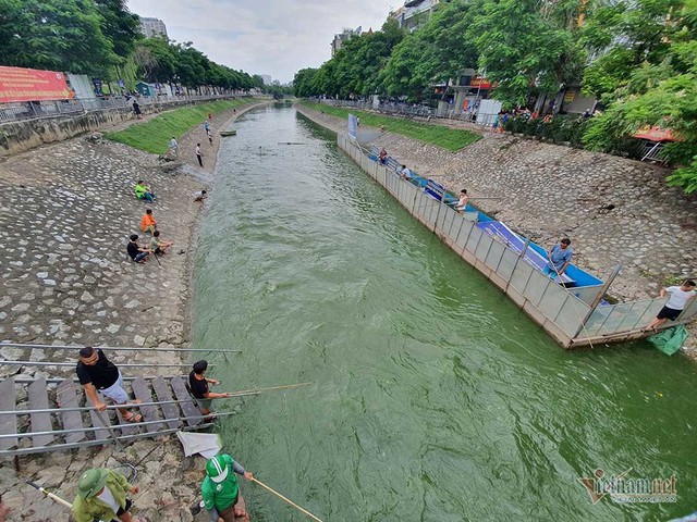 Cần thủ vây kín khu làm sạch của chuyên gia Nhật trên sông Tô Lịch - Ảnh 3.