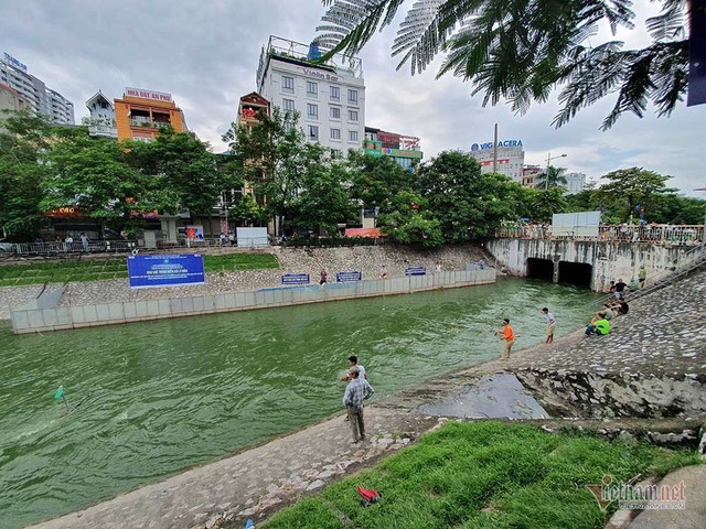 Cần thủ vây kín khu làm sạch của chuyên gia Nhật trên sông Tô Lịch - Ảnh 4.