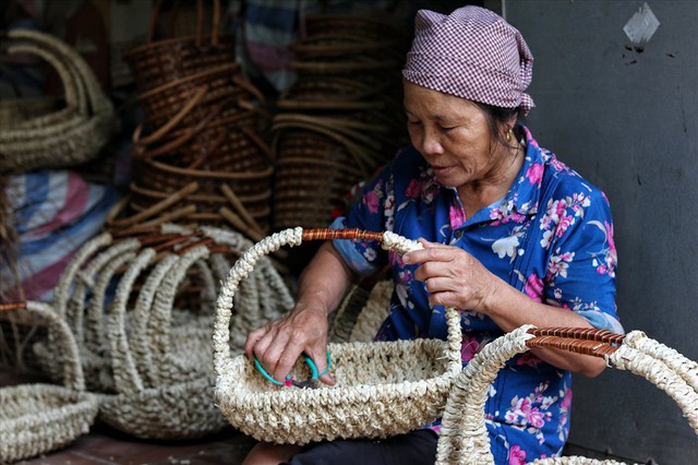 Ghé thăm làng biến cỏ dại thành sản phẩm nổi tiếng hơn 400 năm ở Hà Nội - Ảnh 5.