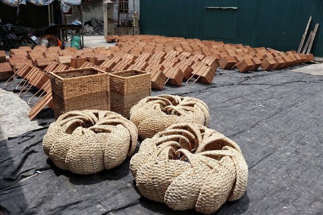 Ghé thăm làng biến cỏ dại thành sản phẩm nổi tiếng hơn 400 năm ở Hà Nội - Ảnh 6.