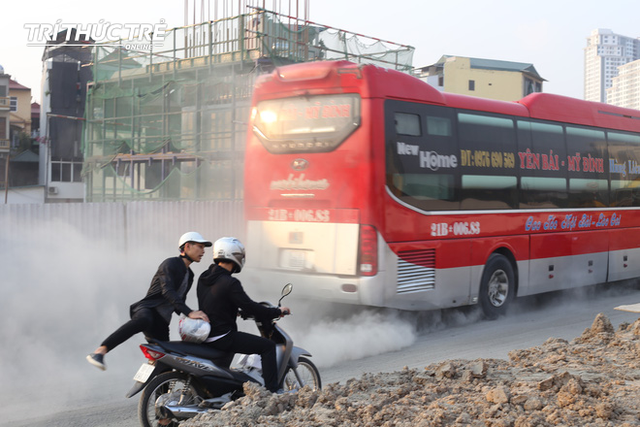  Ngộp thở đi qua những tuyến đường bụi mù ở HN, trong những ngày chất lượng không khí xấu - Ảnh 3.