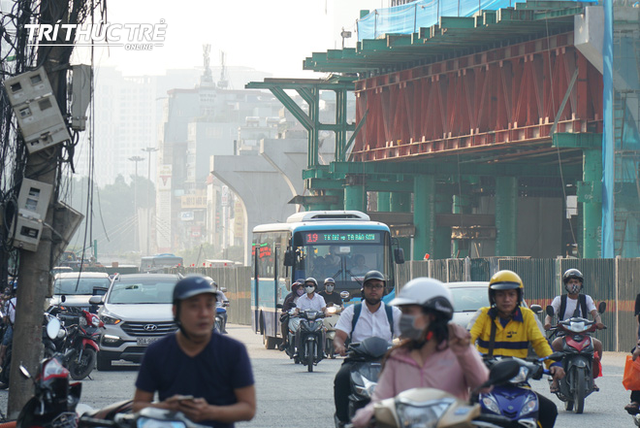  Ngộp thở đi qua những tuyến đường bụi mù ở HN, trong những ngày chất lượng không khí xấu - Ảnh 4.