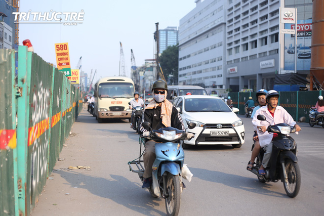  Ngộp thở đi qua những tuyến đường bụi mù ở HN, trong những ngày chất lượng không khí xấu - Ảnh 6.