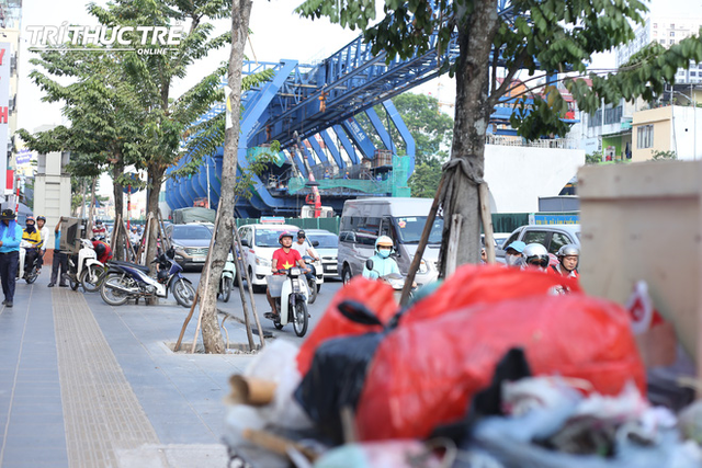  Ngộp thở đi qua những tuyến đường bụi mù ở HN, trong những ngày chất lượng không khí xấu - Ảnh 8.