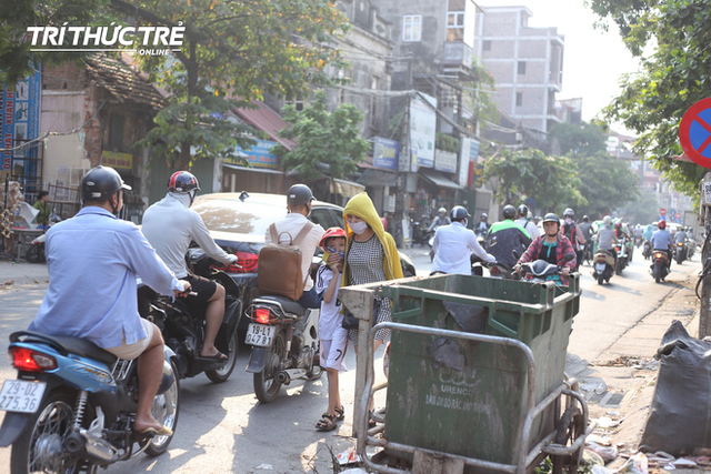  Ngộp thở đi qua những tuyến đường bụi mù ở HN, trong những ngày chất lượng không khí xấu - Ảnh 9.