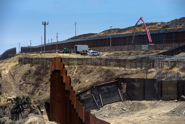 Kế hoạch xây tường biên giới của Trump đe dọa hơn 120 dự án quốc phòng - Ảnh 1.