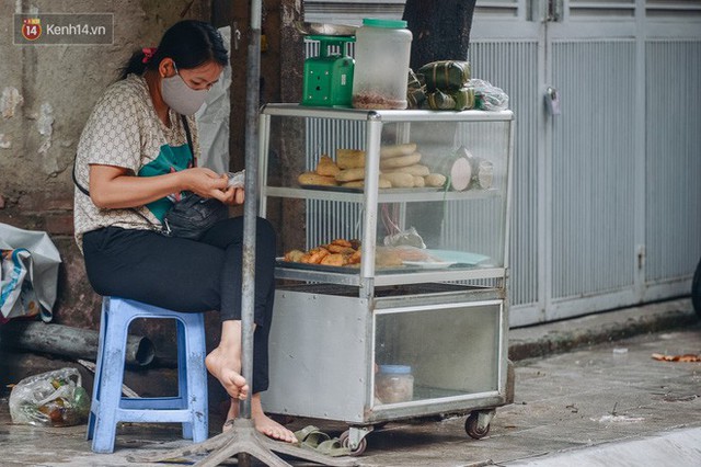 Một tuần sau vụ cháy kho Rạng Đông: Người dân sống cùng khẩu trang nhưng chợ cóc, quán ăn vẫn tấp nập như trước - Ảnh 11.