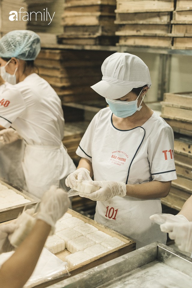 Thế hệ thứ ba trong gia tộc bánh Trung thu nổi tiếng nhất Hà Nội: Ông nội dặn phải dùng bao bì theo lối cũ vì Bảo Phương không mua chuộc khách bằng vẻ bề ngoài - Ảnh 12.