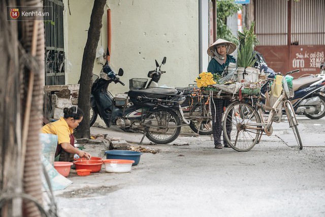 Một tuần sau vụ cháy kho Rạng Đông: Người dân sống cùng khẩu trang nhưng chợ cóc, quán ăn vẫn tấp nập như trước - Ảnh 13.