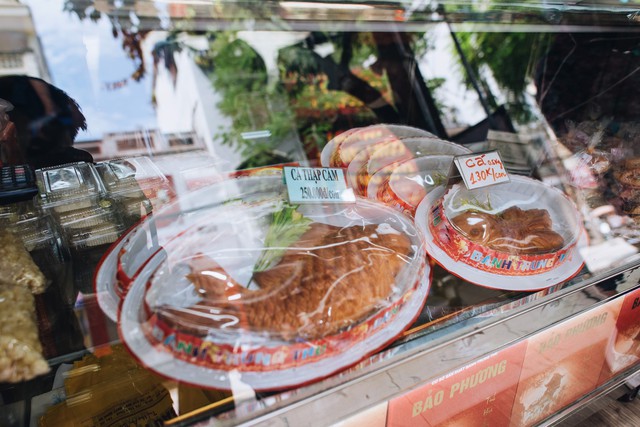 Thế hệ thứ ba trong gia tộc bánh Trung thu nổi tiếng nhất Hà Nội: Ông nội dặn phải dùng bao bì theo lối cũ vì Bảo Phương không mua chuộc khách bằng vẻ bề ngoài - Ảnh 20.
