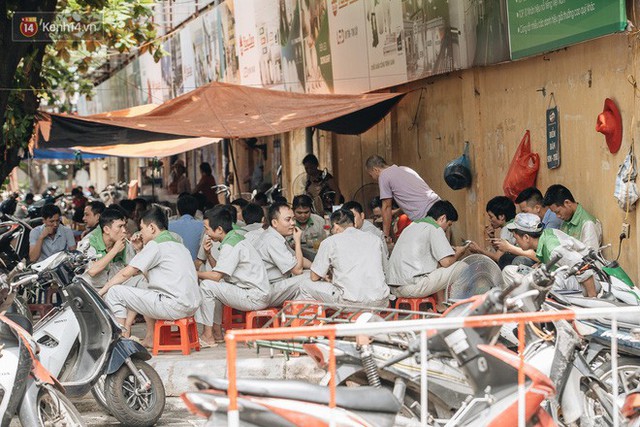 Một tuần sau vụ cháy kho Rạng Đông: Người dân sống cùng khẩu trang nhưng chợ cóc, quán ăn vẫn tấp nập như trước - Ảnh 7.