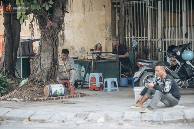 Một tuần sau vụ cháy kho Rạng Đông: Người dân sống cùng khẩu trang nhưng chợ cóc, quán ăn vẫn tấp nập như trước - Ảnh 8.