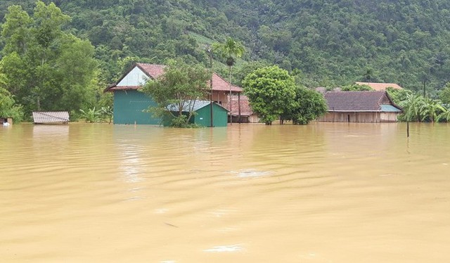 Biển nước kinh hoàng tại rốn lũ Tân Hóa - Ảnh 1.