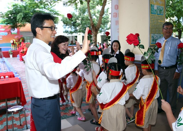 Phó Thủ tướng đón học sinh tựu trường - Ảnh 1.