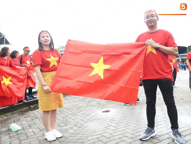 Fan cổ vũ cuồng nhiệt bất chấp mưa lớn trước trận Việt Nam đại chiến Thái Lan - Ảnh 12.