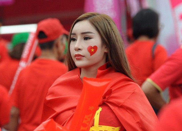 Fan cổ vũ cuồng nhiệt bất chấp mưa lớn trước trận Việt Nam đại chiến Thái Lan - Ảnh 14.