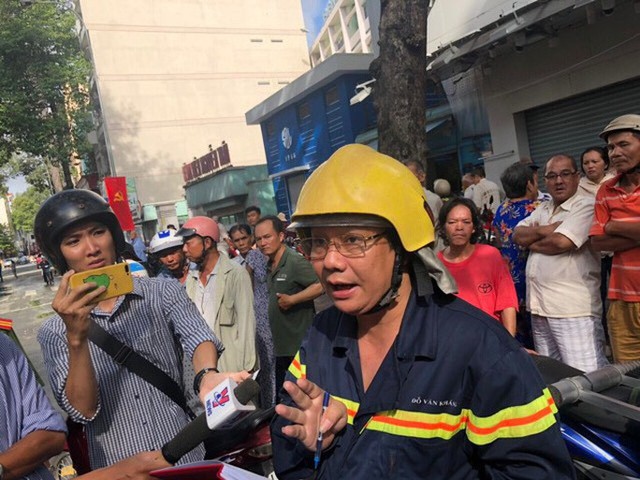  Cháy dữ dội tòa nhà cao tầng trên đường Nguyễn Trãi, TP HCM  - Ảnh 3.