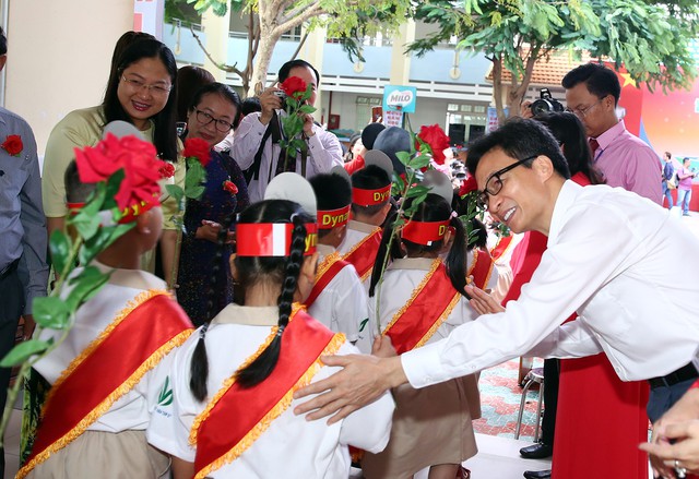 Phó Thủ tướng đón học sinh tựu trường - Ảnh 3.